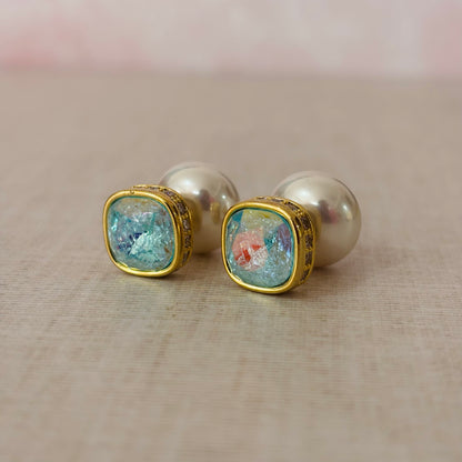 Aretes de chapa dorada con perla y detalle tornasol cuadrado. MAYOREO