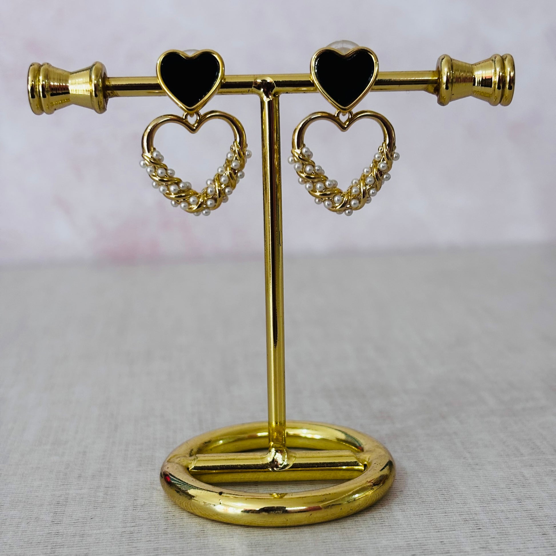 Aretes de chapa dorada doble corazón con perla
Venta de Mayoreo