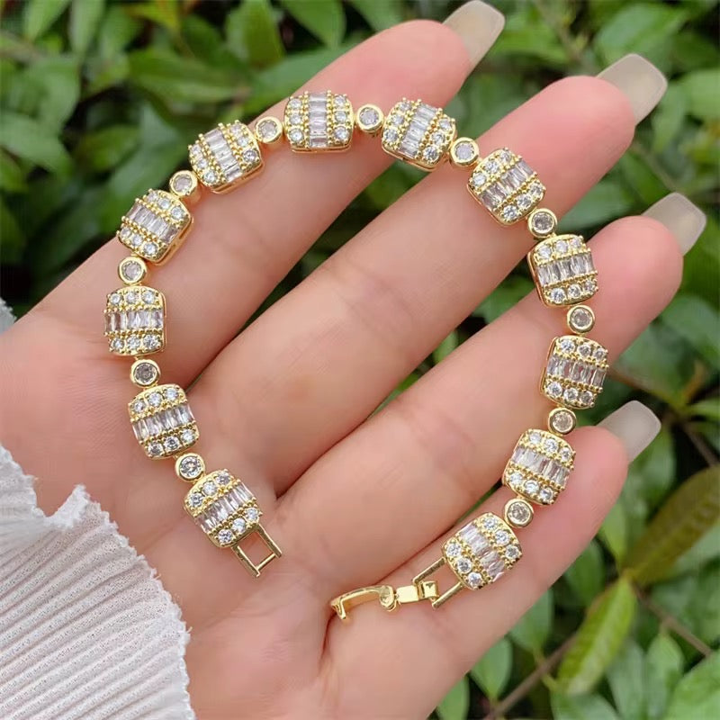 Pulsera dorada con cristales cuadrados, estilo elegante