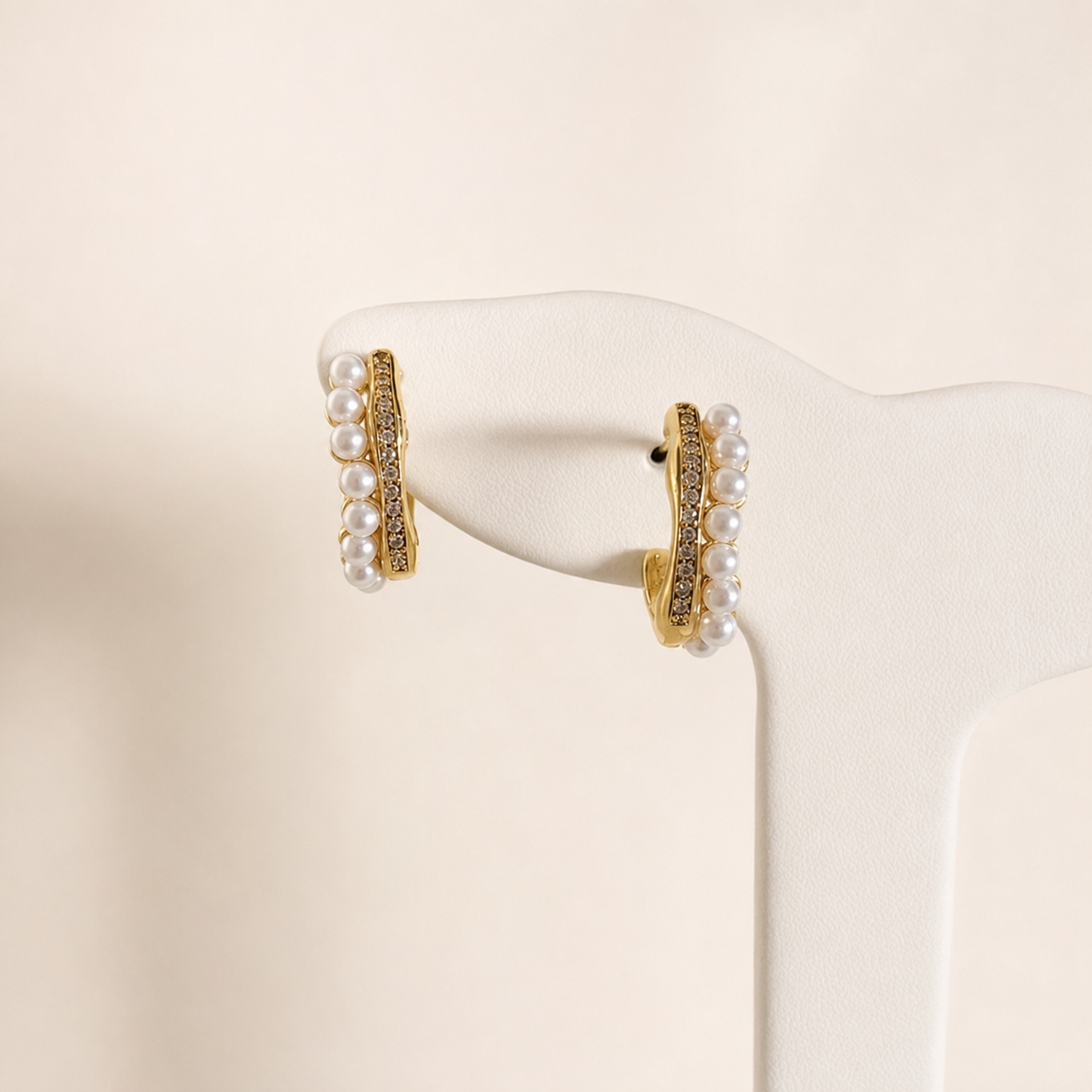 Media Arracada Margot con perlas y piedras, elaborada en chapa de oro de 18K para venta de joyería al mayoreo.