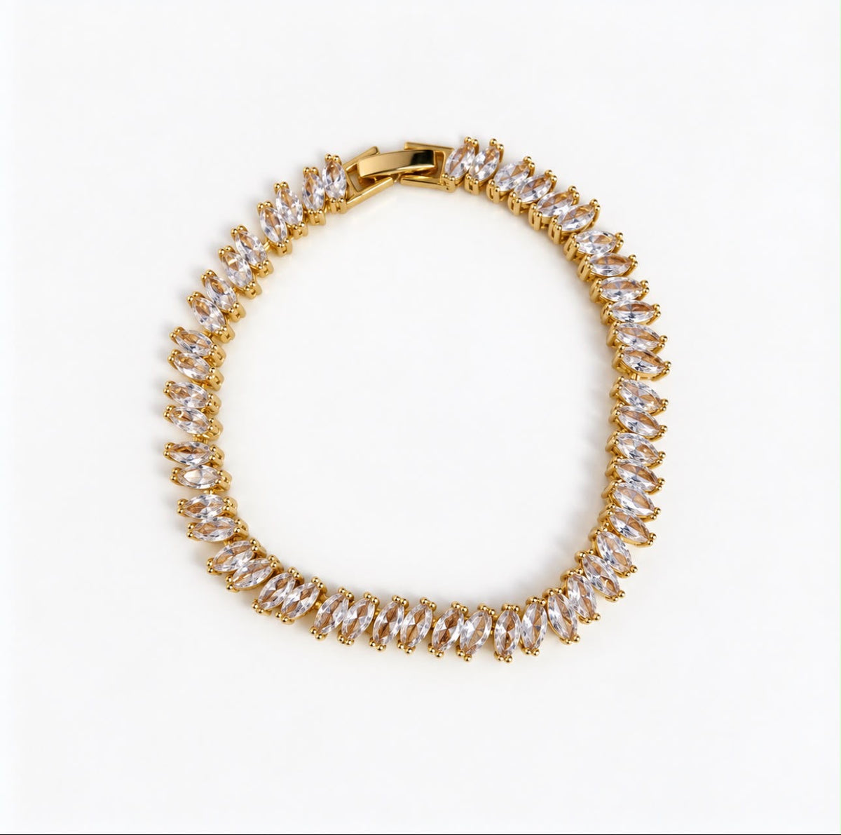 Pulsera dorada con línea de cristales transparentes corte marquesa