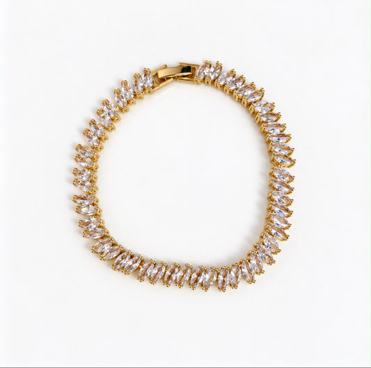 Pulsera dorada con línea de cristales transparentes corte marquesa