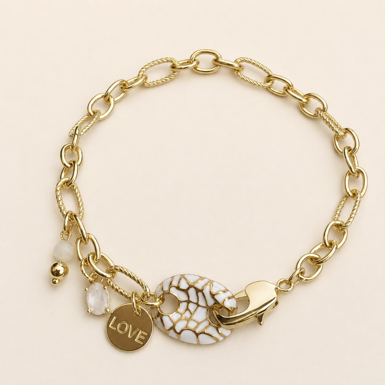 Pulsera Dorada en chapa de oro 18K, diseño femenino y versátil para joyería de mayoreo.