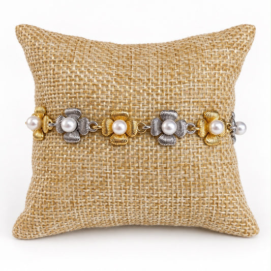 Pulsera de flores doradas y plateadas con perlas blancas