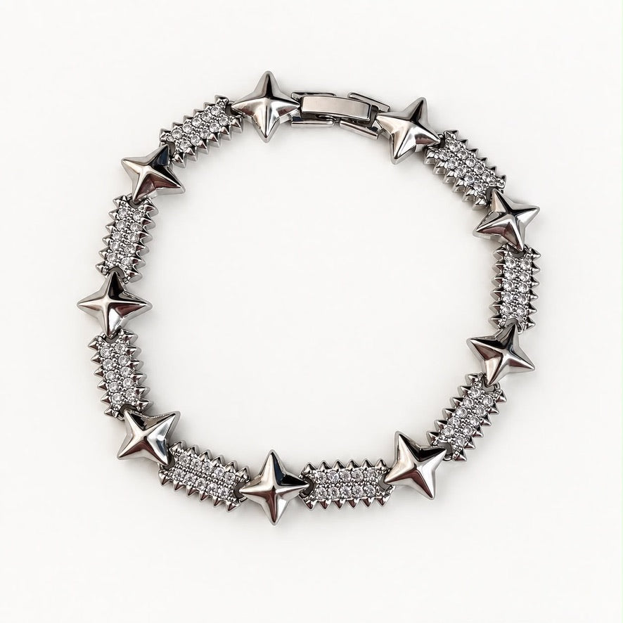 Pulsera plateada con estrellas y eslabones cubiertos de cristales