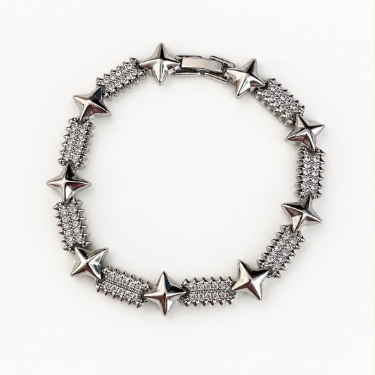 Pulsera plateada con estrellas y eslabones cubiertos de cristales