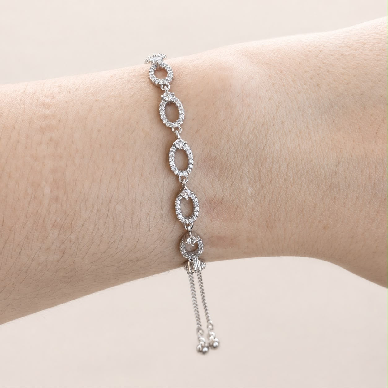 Pulsera Plateada con Piedras en chapa de oro 18K, diseño femenino y brillante.