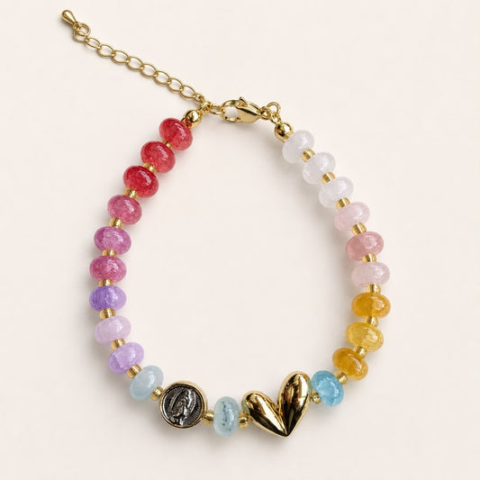 Pulsera religiosa con piedras de colores y detalles en chapa de oro 18K, de diseño delicado y femenino.