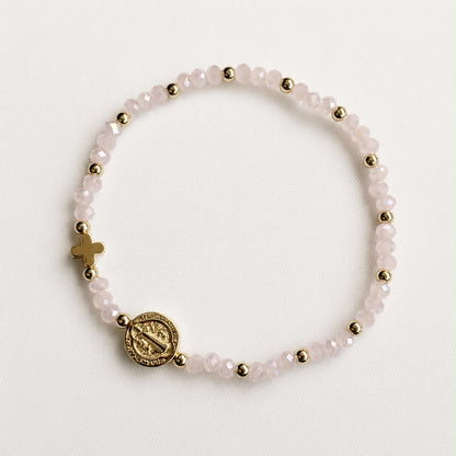 Pulsera religiosa con piedras rosas y detalles en chapa de oro 18K, de diseño femenino y delicado.