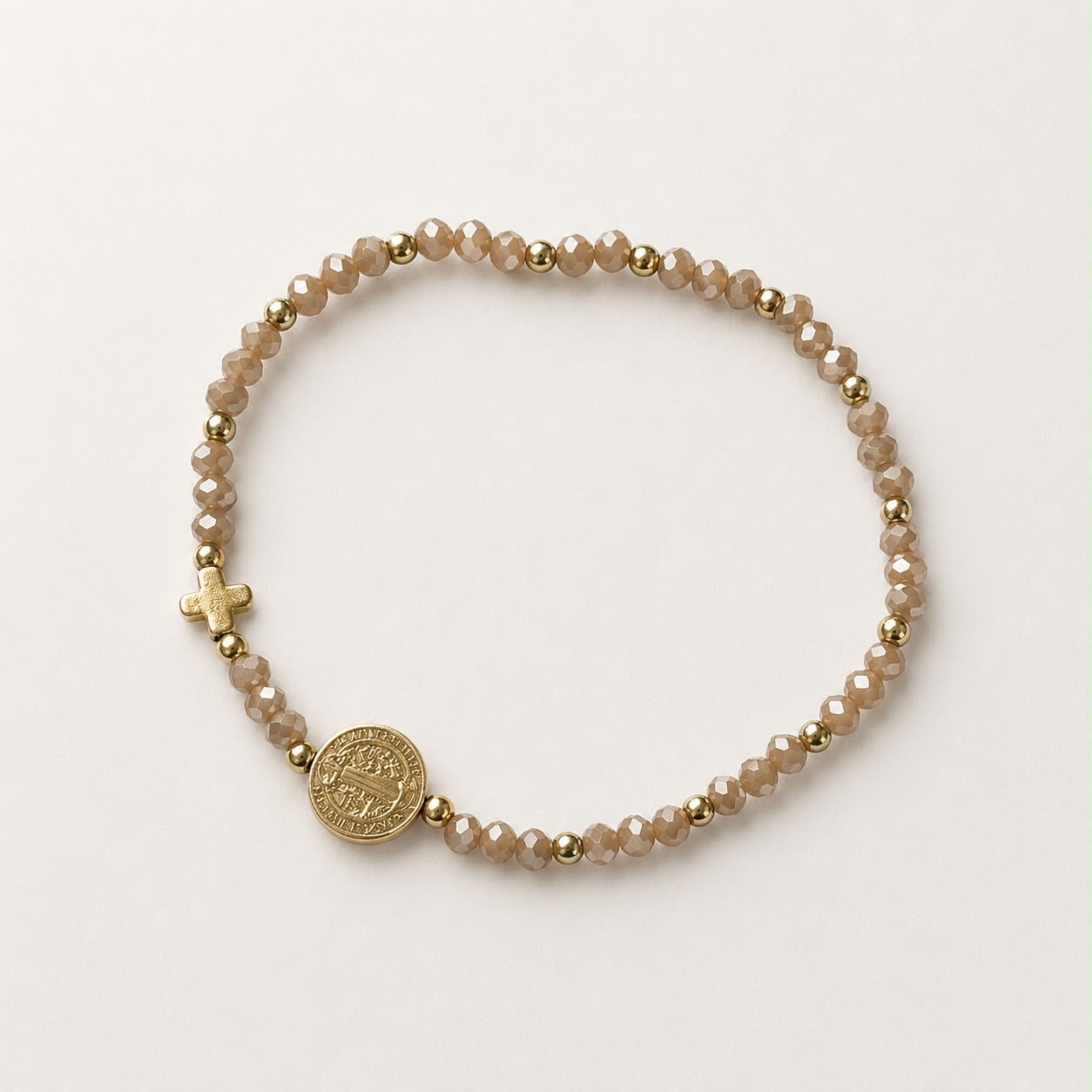 Pulsera San Benito con piedras satinadas y detalles en chapa de oro 18K, de diseño religioso y femenino.