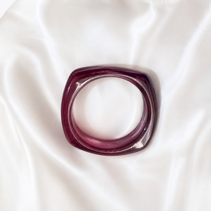 Pulsera de acrílico moderna y versátil, ideal para vendedoras de joyería de mayoreo que buscan variedad en inventario.