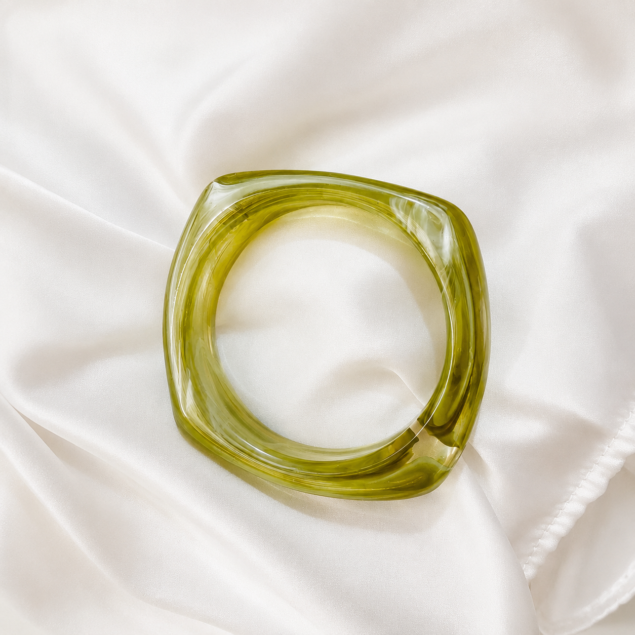 Pulsera de acrílico moderna y versátil, ideal para vendedoras de joyería de mayoreo que buscan variedad en inventario.
