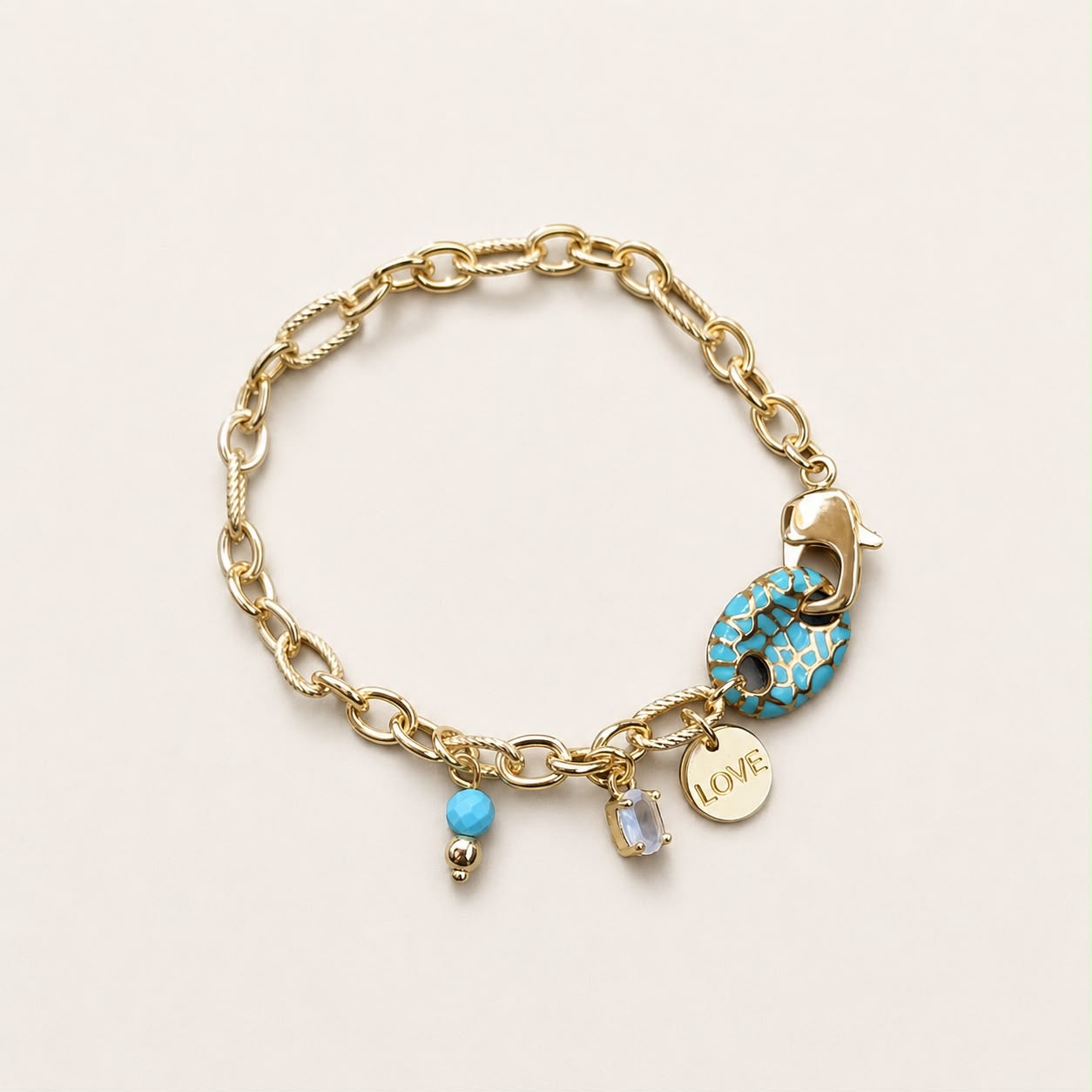 Pulsera dorada de chapa de oro, diseño femenino y versátil para joyería de mayoreo.