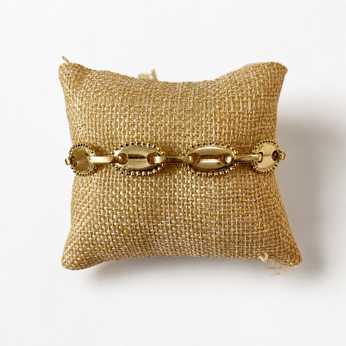 Pulsera Roma Link de acabado dorado con eslabones ovalados y detalles circulares decorativos.