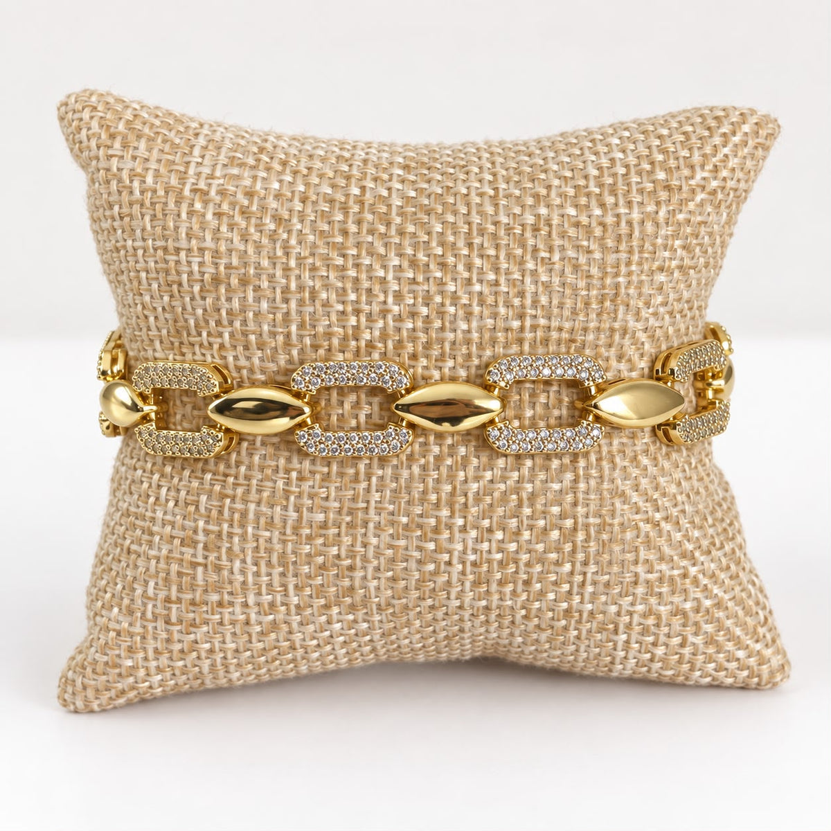 Pulsera dorada con eslabones rectangulares y cristales transparentes