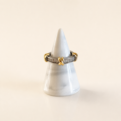 Anillo de chapa de oro 18K bicolor con piedras brillantes, diseño elegante para venta de joyería de mayoreo.