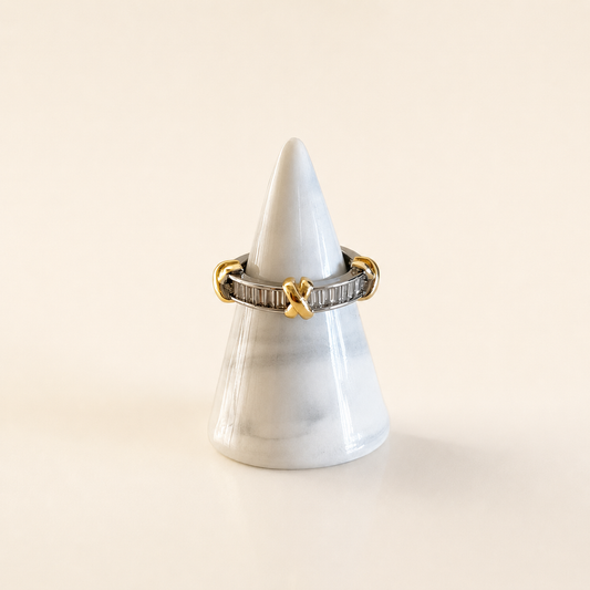 Anillo de chapa de oro 18K bicolor con piedras brillantes, diseño elegante para venta de joyería de mayoreo.