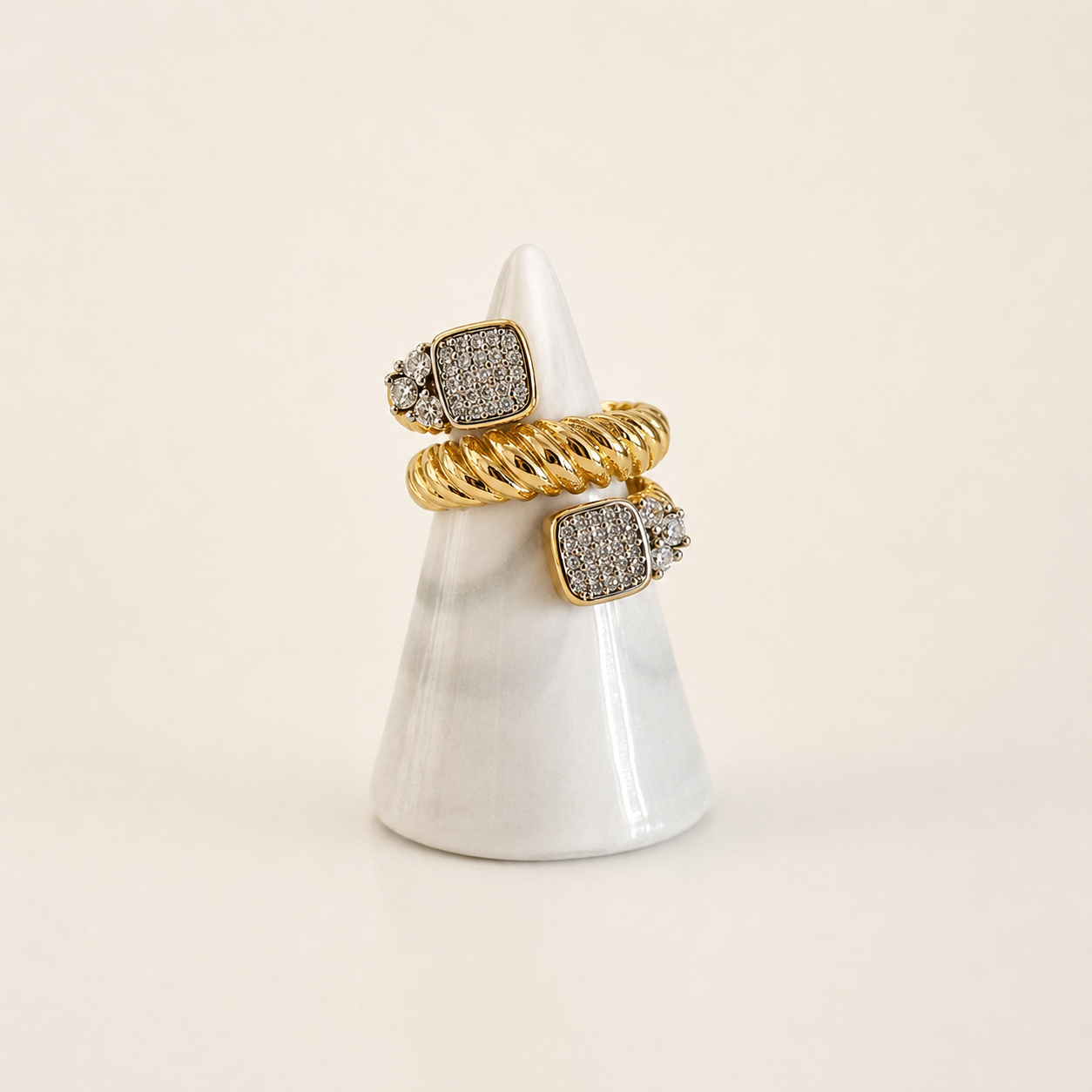 Anillo de chapa de oro 18K bicolor con piedras brillantes, diseño elegante para venta de joyería de mayoreo.