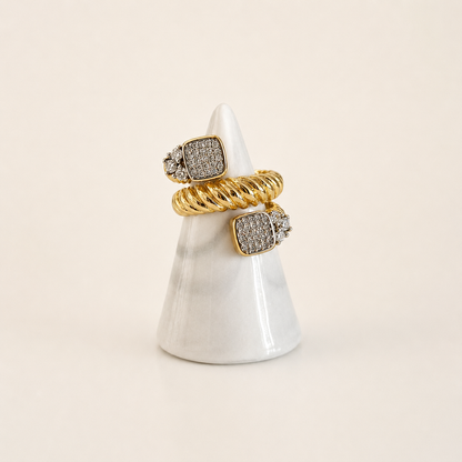 Anillo de chapa de oro 18K bicolor con piedras brillantes, diseño elegante para venta de joyería de mayoreo.