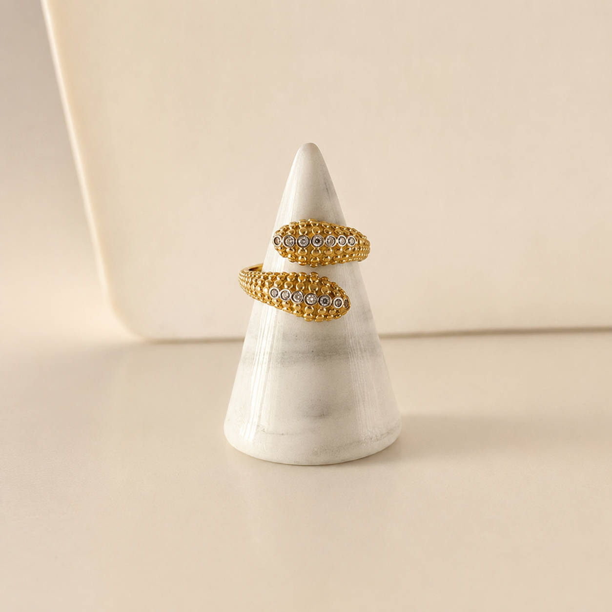 Anillo de chapa de oro 18K con pequeñas piedras, diseño elegante y delicado para venta de joyería de mayoreo.