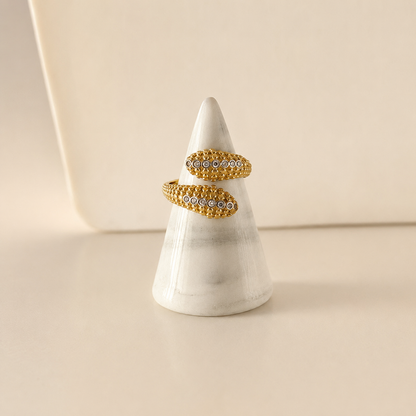 Anillo de chapa de oro 18K con pequeñas piedras, diseño elegante y delicado para venta de joyería de mayoreo.
